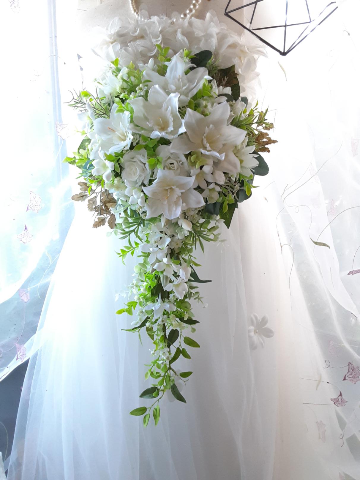 ユーチャリスの贅沢ロングキャスケードブーケ