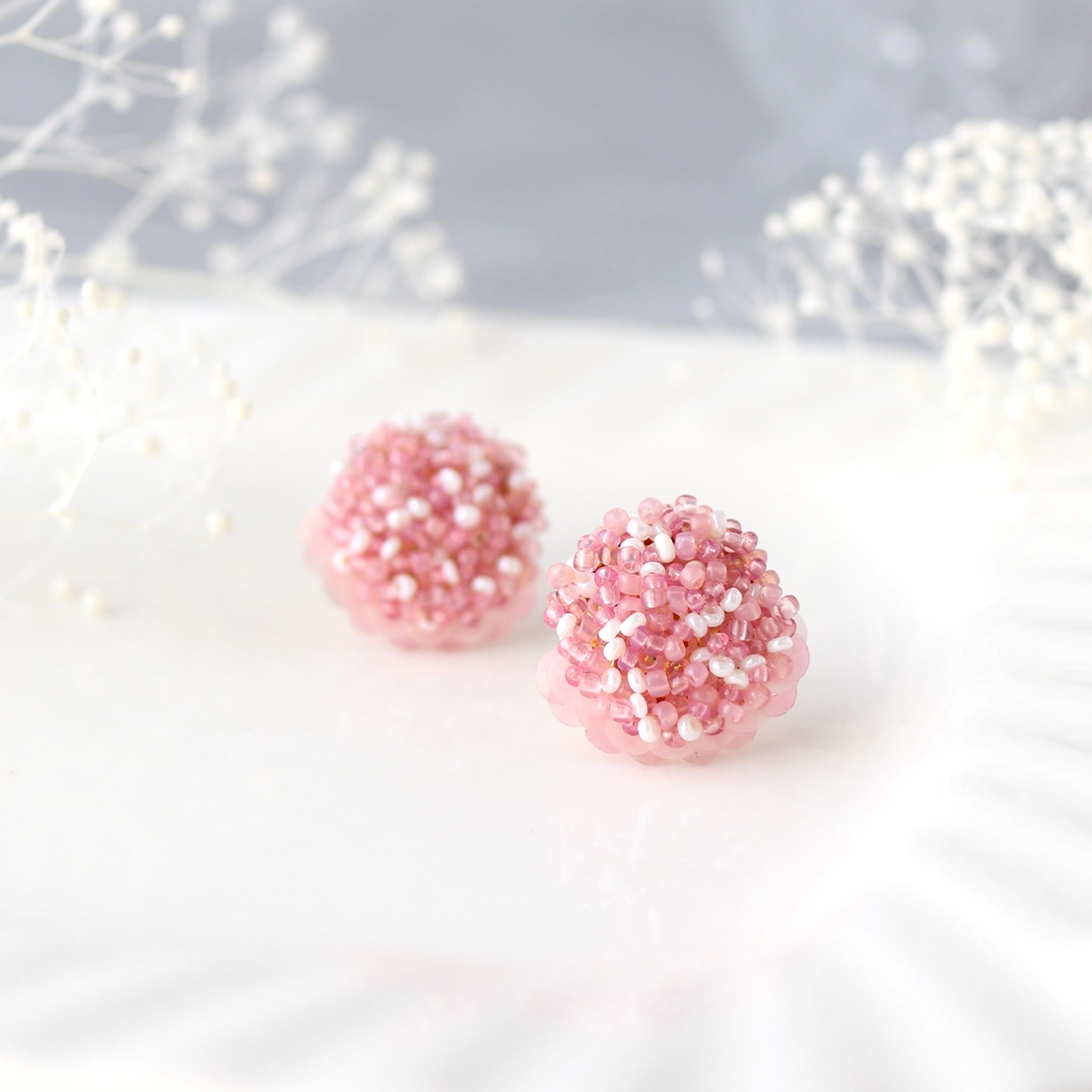 Sakura 桜 ピンク ビーズとスパンコール イヤリング・ピアス