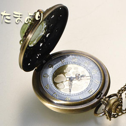 「時の魔法」ウランガラスとビジューの懐中時計（グリーンビジュー） 5枚目の画像