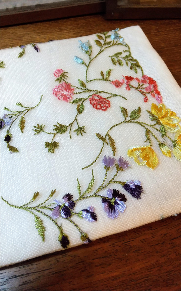 小花刺繍ティーマット(18×25）　花瓶敷　ランチョンマット　チュール地ガーデンフラワー 3枚目の画像