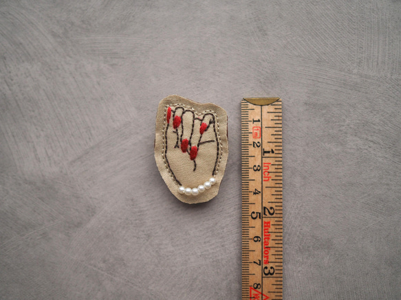 パールビーズのブレスレットがかわいい❤︎手刺繍で作った赤いネイルのブローチ 5枚目の画像