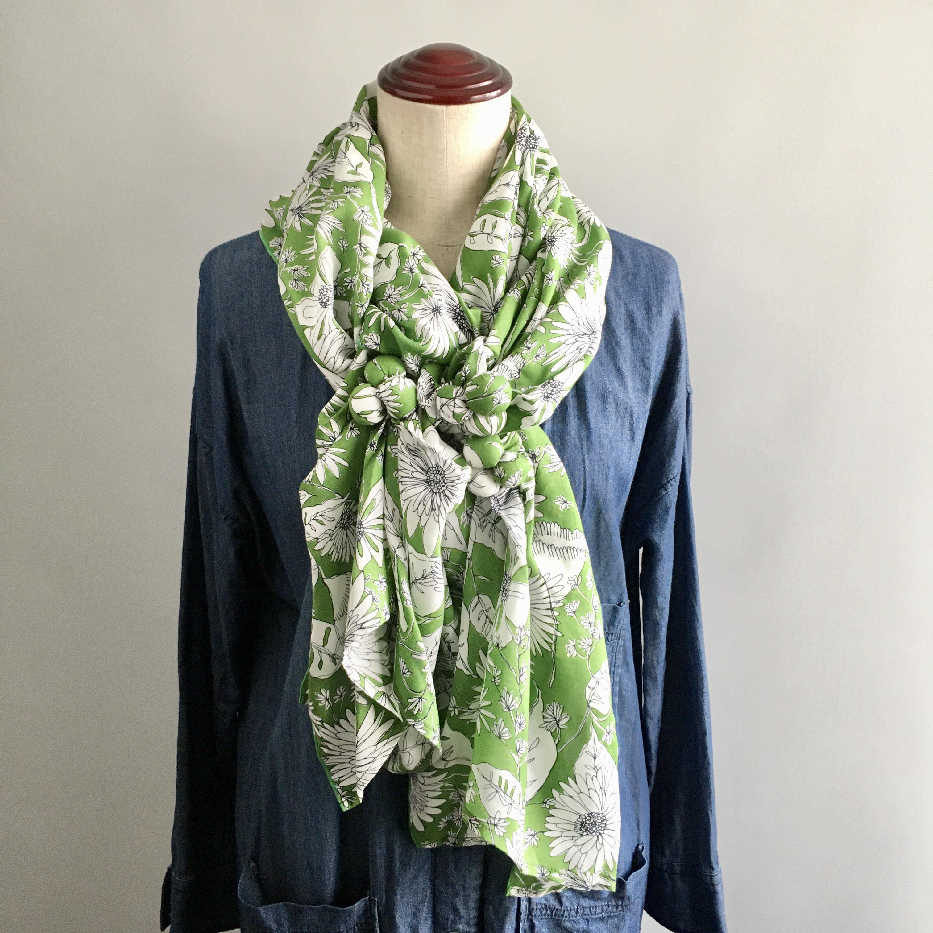 新緑色の花柄綿ストール