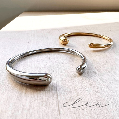 シルバー・ゴールドオープンバングル シルバー ゴールド 彫刻模様