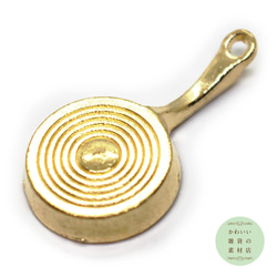 【再販】フライパンに乗った目玉焼きのユニークなエナメルチャーム（ゴールド）2個セット #CE-0168 3枚目の画像