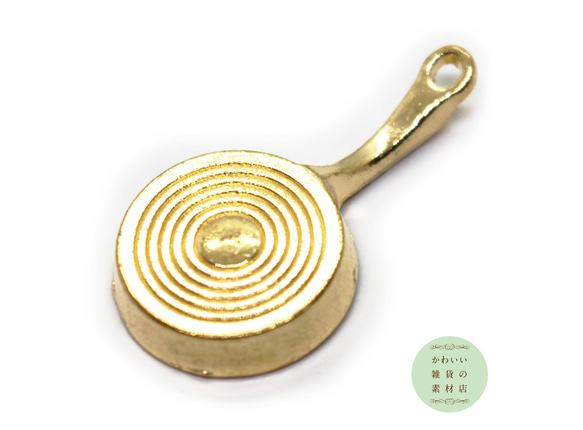 【再販】フライパンに乗った目玉焼きのユニークなエナメルチャーム（ゴールド）2個セット #CE-0168 3枚目の画像