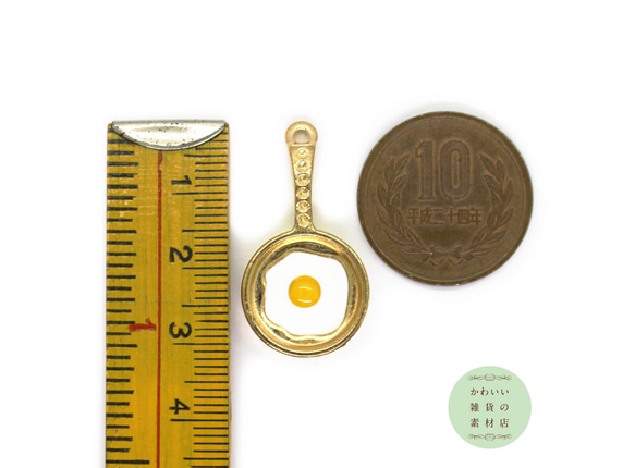 【再販】フライパンに乗った目玉焼きのユニークなエナメルチャーム（ゴールド）2個セット #CE-0168 4枚目の画像