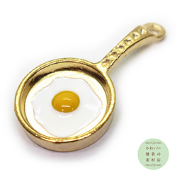【再販】フライパンに乗った目玉焼きのユニークなエナメルチャーム（ゴールド）2個セット #CE-0168 2枚目の画像