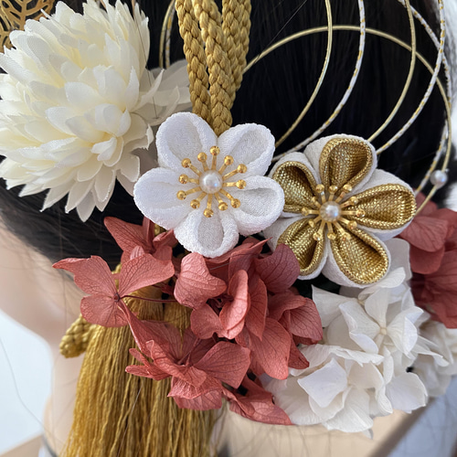 つまみ細工 髪飾り 白金×ニュアンス赤 卒業式 成人式 結婚式 和 ヘアピン Hanaya 和（のどか） 通販｜Creema(クリーマ)  13415347