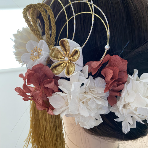 つまみ細工 髪飾り 白金×ニュアンス赤 卒業式 成人式 結婚式 和 ヘアピン Hanaya 和（のどか） 通販｜Creema(クリーマ)  13415347