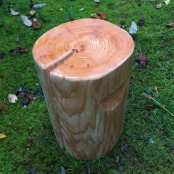 ケヤキ天板 丸太椅子 丸太の中心をチエーンソウでくり抜いた