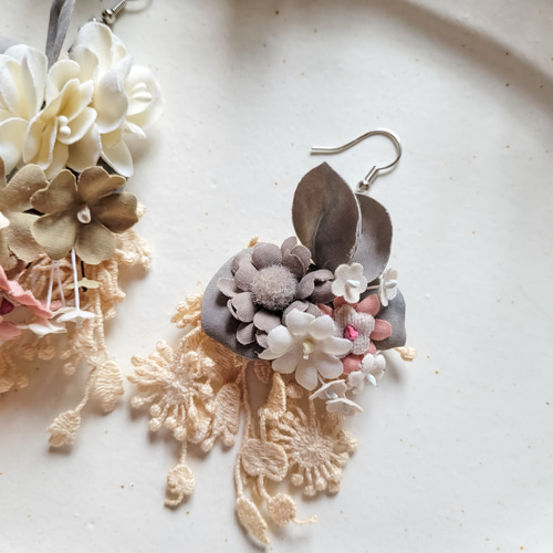 草木染め布花耳飾り 【ピアス】 ピアス（フック・チェーン） 染め花