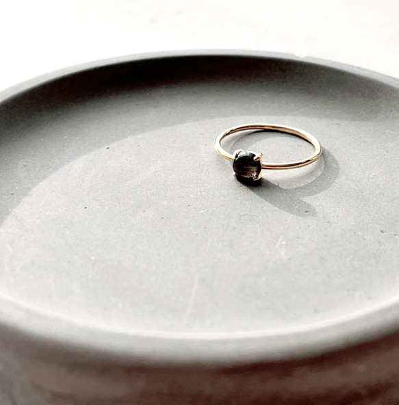 天然石　マダガスカル産　ブラックラブラドライト　5×5mmラウンド　爪留めリング　指輪　silver925 18KGP 5枚目の画像