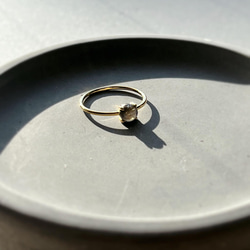 天然石　マダガスカル産　ブラックラブラドライト　5×5mmラウンド　爪留めリング　指輪　silver925 18KGP 2枚目の画像
