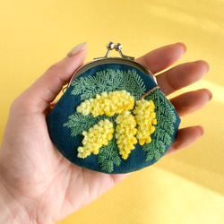 ふわふわミモザの手刺繍がま口丸型 1枚目の画像