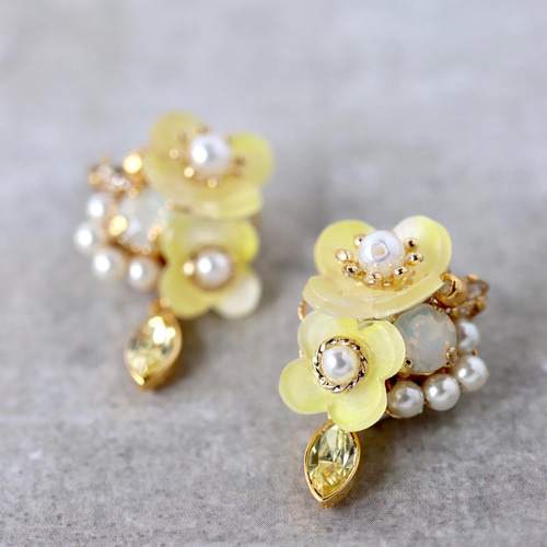 菜の花ときらめくbijouのピアス／イヤリング レモンイエロー、花  