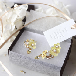 Nanohana 和閃閃發光的寶石耳環/檸檬黃耳環、鮮花、禮物 第8張的照片