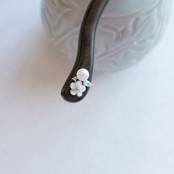 白蝶貝シェル花のかんざし　黒檀木　木製　簪　 3枚目の画像