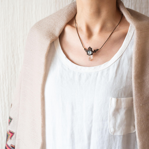 アクアマリンとクリスタルのマクラメ編み 天然石ネックレス