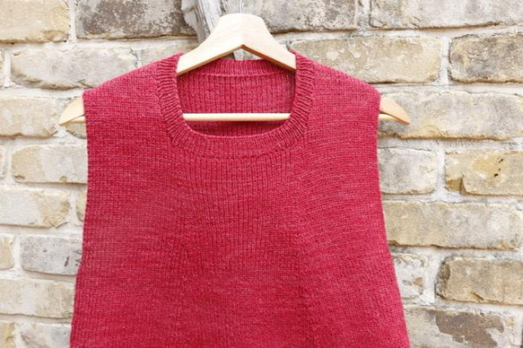 人気のDelilah　Raspberry 脱ぎ着がとっても楽な総ゴム編みのMサイズベスト　メリノウールと竹繊維 6枚目の画像