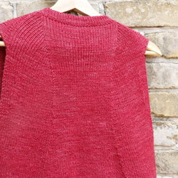 人気のDelilah　Raspberry 脱ぎ着がとっても楽な総ゴム編みのMサイズベスト　メリノウールと竹繊維 3枚目の画像