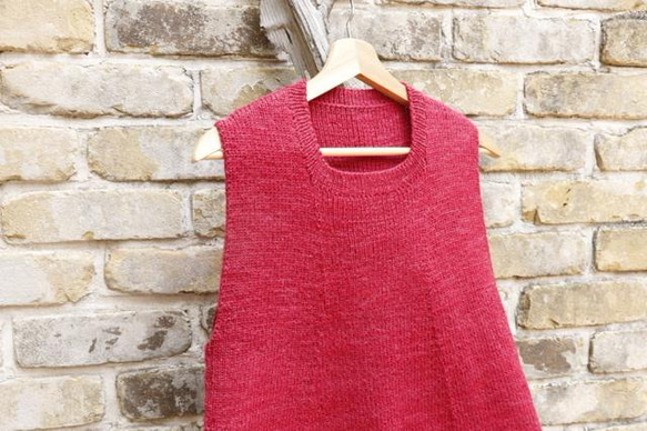 人気のDelilah　Raspberry 脱ぎ着がとっても楽な総ゴム編みのMサイズベスト　メリノウールと竹繊維 7枚目の画像