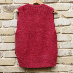 人気のDelilah　Raspberry 脱ぎ着がとっても楽な総ゴム編みのMサイズベスト　メリノウールと竹繊維 2枚目の画像