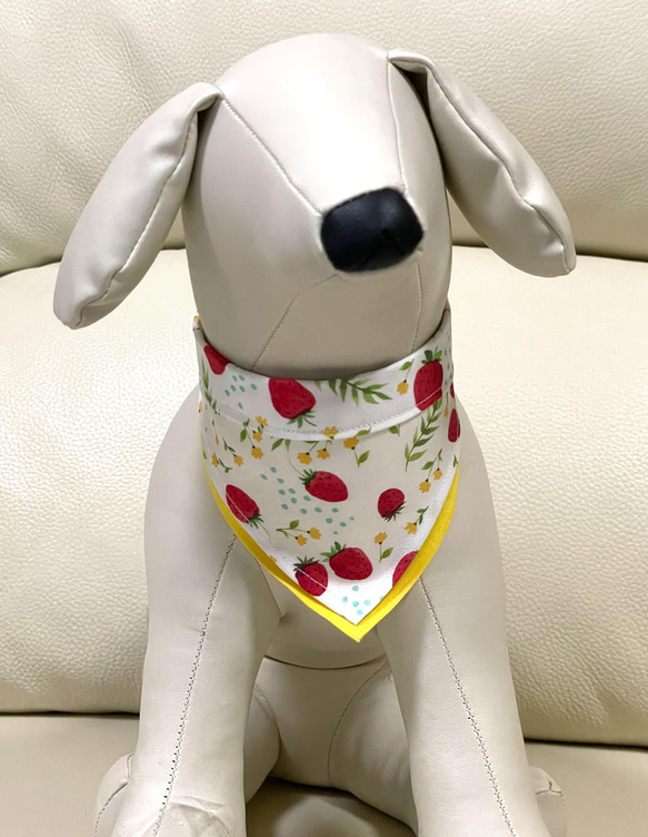 1000円 イチゴとお花　バンダナ　S サイズ　イエロー ペット用　小型犬　猫　春　苺 フルーツ柄 3枚目の画像