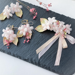 桜とかすみ草のリボンブーケピアス/イヤリング(樹脂、チタン、ノンホールピアス) 布花 サクラ さくら 花 5枚目の画像