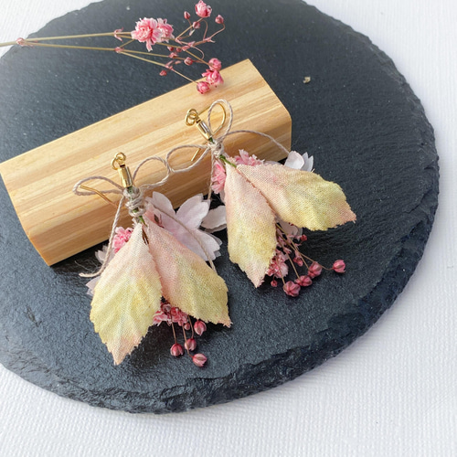 桜とかすみ草のリボンブーケピアス/イヤリング(樹脂、チタン