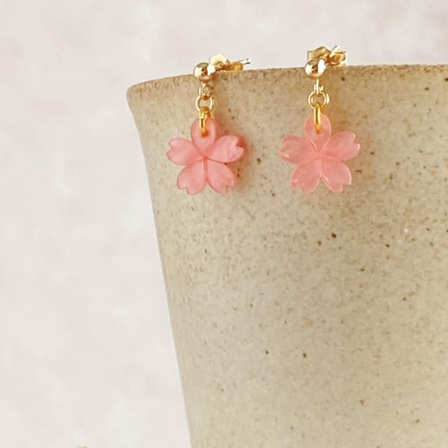 桜2025】小さな桜 濃いピンク ピアス/イヤリング ピアス（スタッド・一 