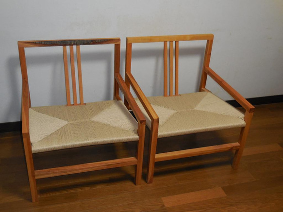 無垢材の枠にペーパーコード座のアームチェアー 椅子（チェアー