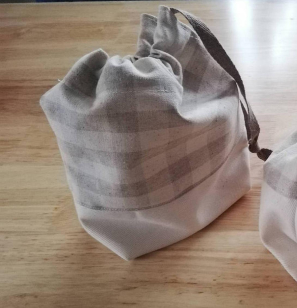 コットンリネンのナチュラルのコップ袋　ベージュチェック柄　給食袋　巾着　ナチュラルかわいい　くすみカラー　ランチ　通学 2枚目の画像