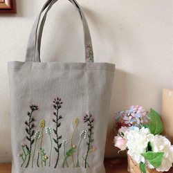 草花の手刺繍トートバッグ トートバッグ Petit truc プティ