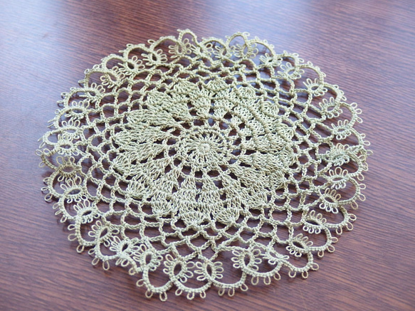 クロッシェレースをタティングレースで飾り付け＊抹茶色のお花の