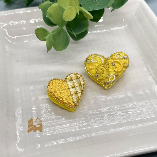 小さな黄色のハート 刺繍ブローチ 絹糸と金糸・銀糸の日本刺繍