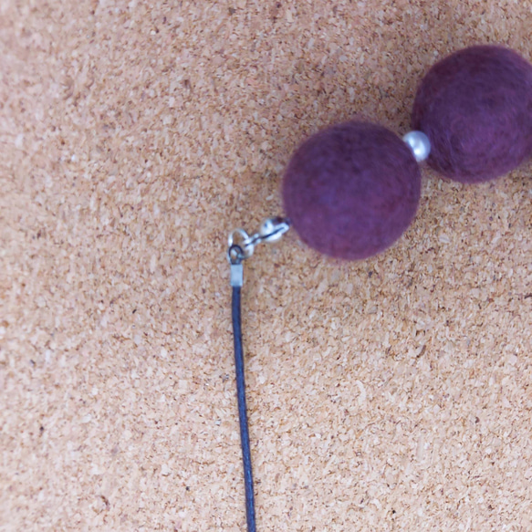 羊毛ボールのネックレス　５連パール 3枚目の画像