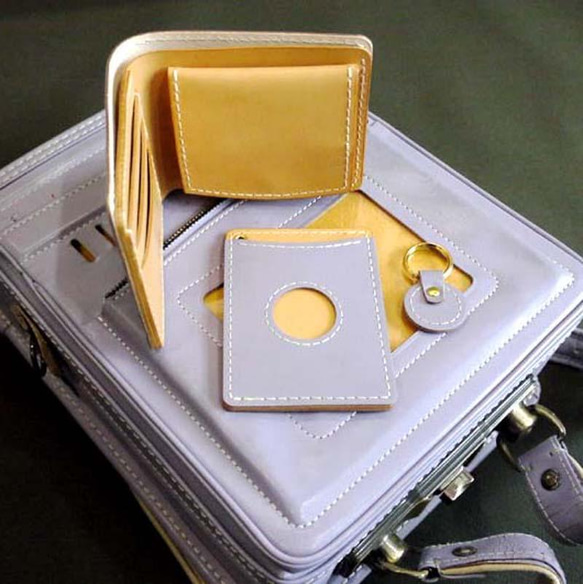 ランドセルリメイク　その1「折り財布＋パスケース」受注生産です。 1枚目の画像