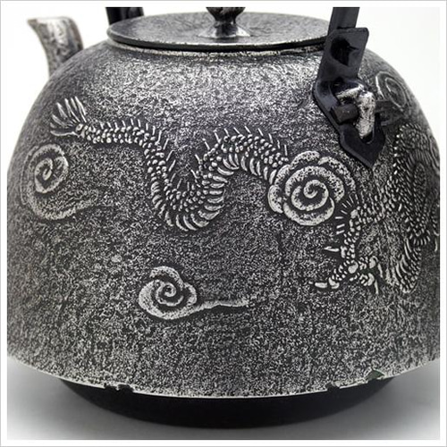 ♦ 鉄瓶 雲龍紋様 南部鉄器 伝統工芸品 アンティーク 骨董品 コレクション ♢ 鉄瓶 雲龍紋様 南部鉄器 伝統工芸品 アンティーク 骨董品