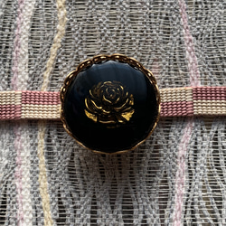 ビンテージ素材のレトロシックな薔薇の帯留め「ローズ・リュクス・ノアール」 5枚目の画像