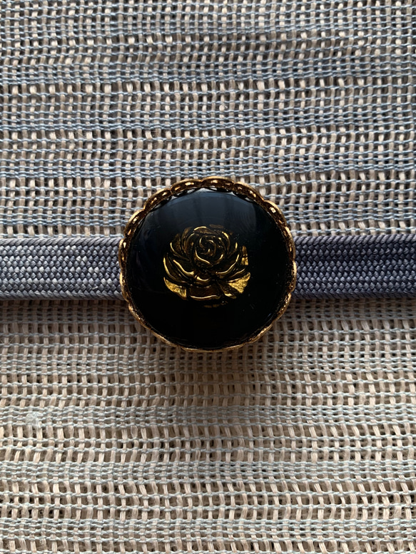ビンテージ素材のレトロシックな薔薇の帯留め「ローズ・リュクス・ノアール」 4枚目の画像