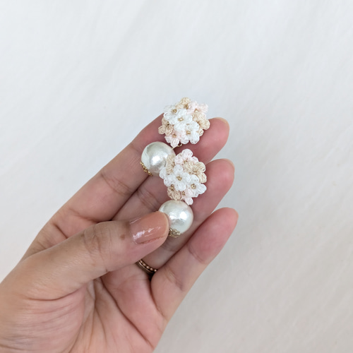 淡色ナチュラル＞編み花ブーケのピアス・イヤリング イヤリング