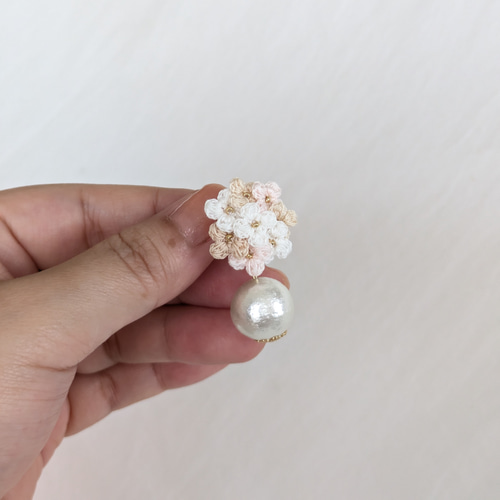 淡色ナチュラル＞編み花ブーケのピアス・イヤリング イヤリング