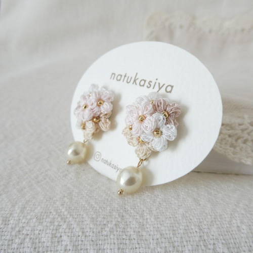 淡色ナチュラル〇レース編みの花ブーケのピアス・イヤリング
