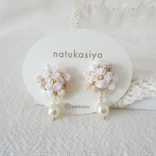 淡色ナチュラル〇レース編みの花ブーケのピアス・イヤリング