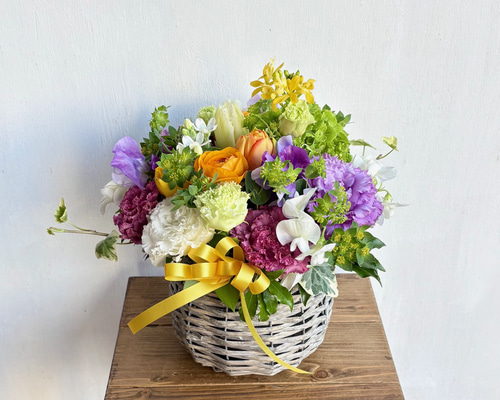 生花】フラワーアレンジメント 花材おまかせ♪春色ミックスバスケット