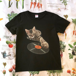 ヘッドフォンが世界で１番に似合うTシャツ。DJが休日にレコードショップへ行く時の猫DJ Tシャツ。 1枚目の画像