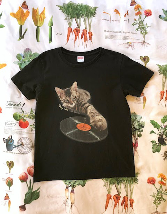 ヘッドフォンが世界で１番に似合うTシャツ。DJが休日にレコードショップへ行く時の猫DJ Tシャツ。 1枚目の画像