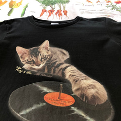 ヘッドフォンが世界で１番に似合うTシャツ。DJが休日にレコードショップへ行く時の猫DJ Tシャツ。 3枚目の画像