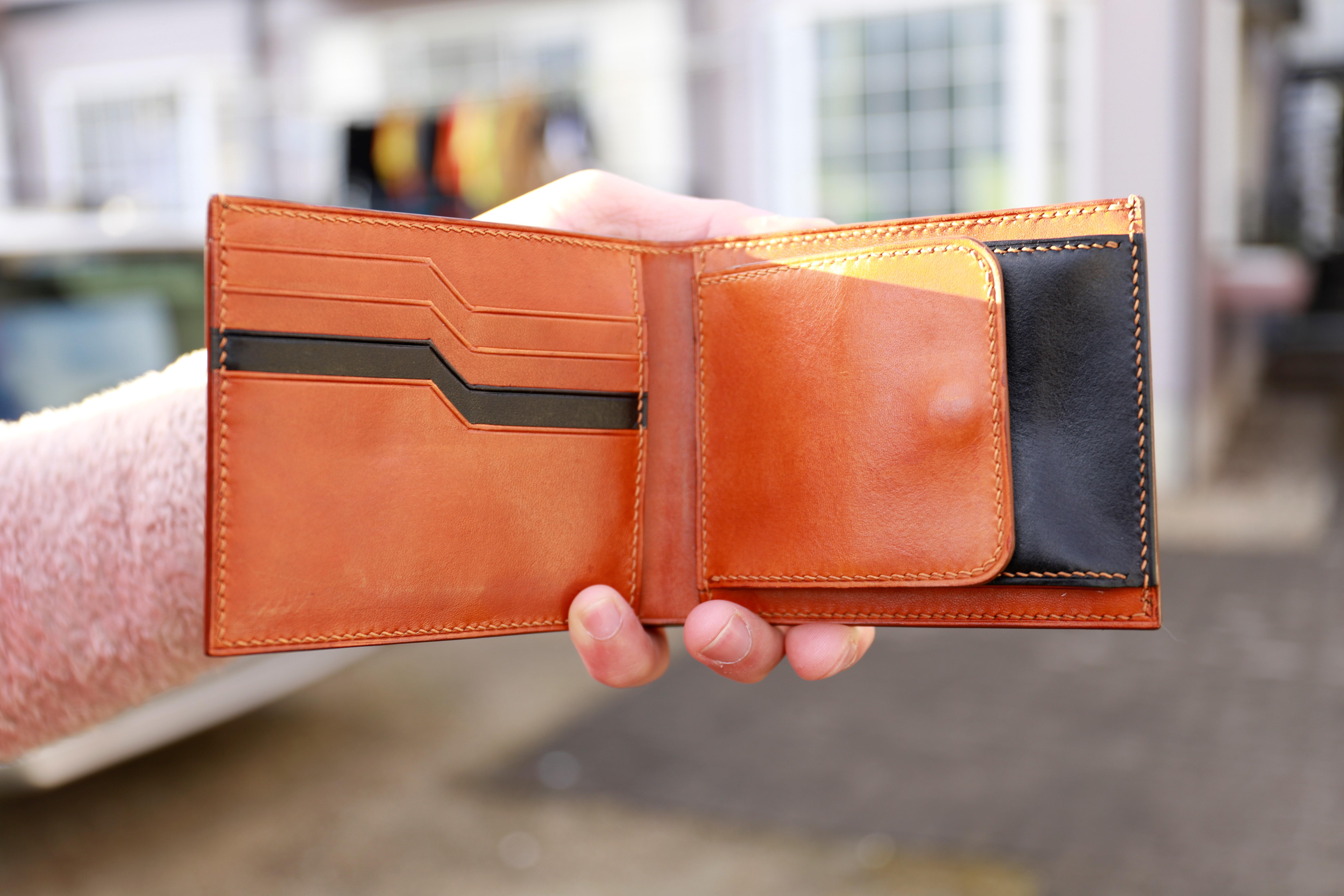 イタリアンレザーを使った青色と無地の二つ折り財布 本革 手縫い 送料  