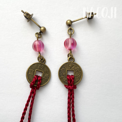 古銭と絹紐のピアス　臙脂とつやつや玉（桃とうす桃のグラデーション） 3枚目の画像